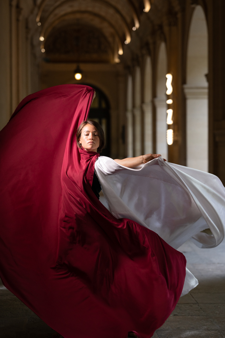 Shoot artistique, photo danse et tissu, sacha néel, danseuse contemporaine, musée des beaux arts de Lyon