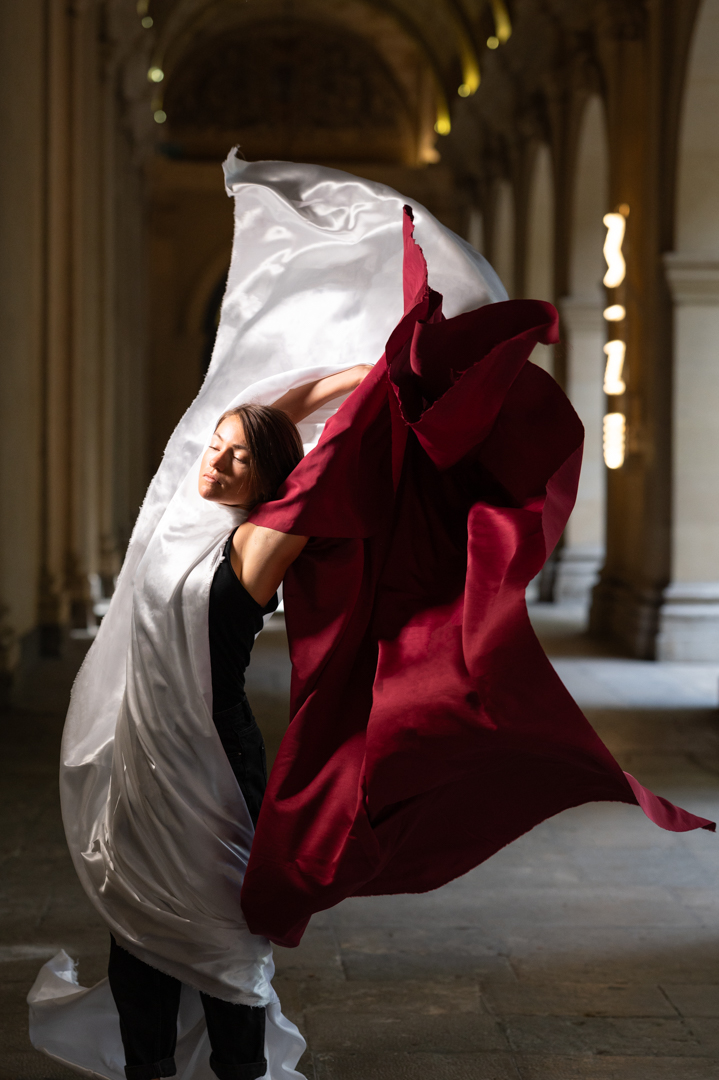 Shoot artistique, photo danse et tissu, sacha néel, danseuse contemporaine, musée des beaux arts de Lyon