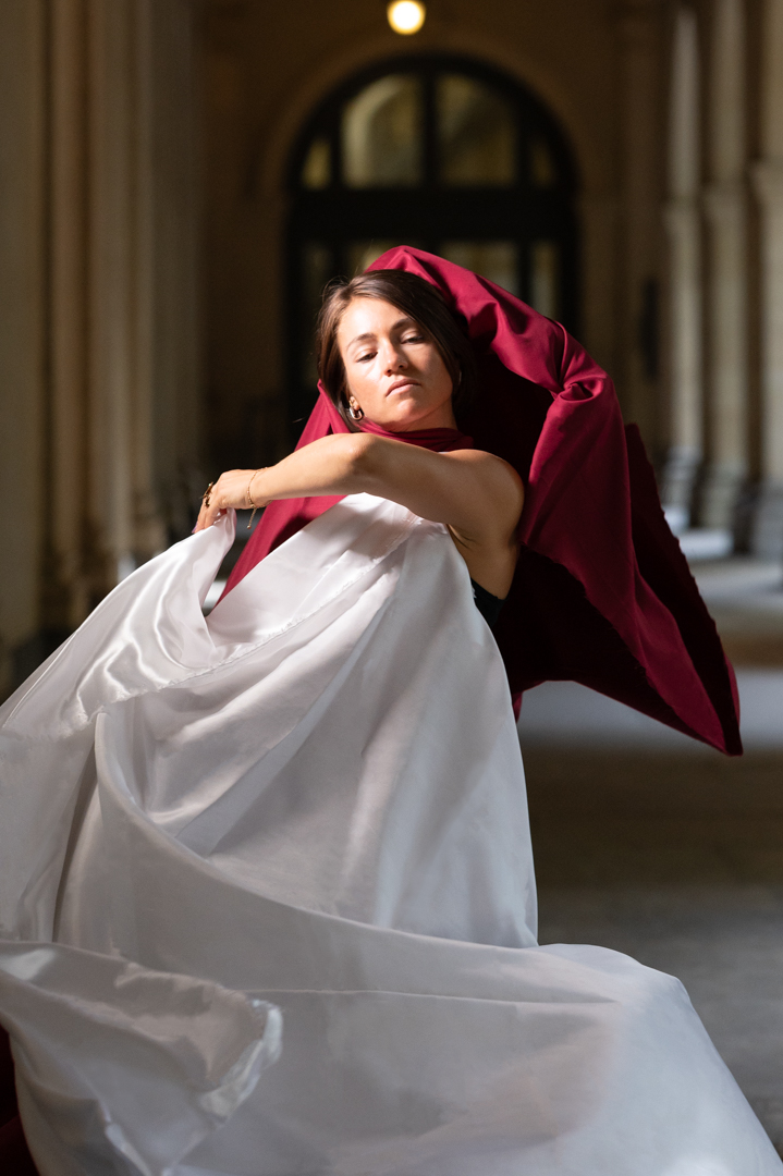 Shoot artistique, photo danse et tissu, sacha néel, danseuse contemporaine, musée des beaux arts de Lyon