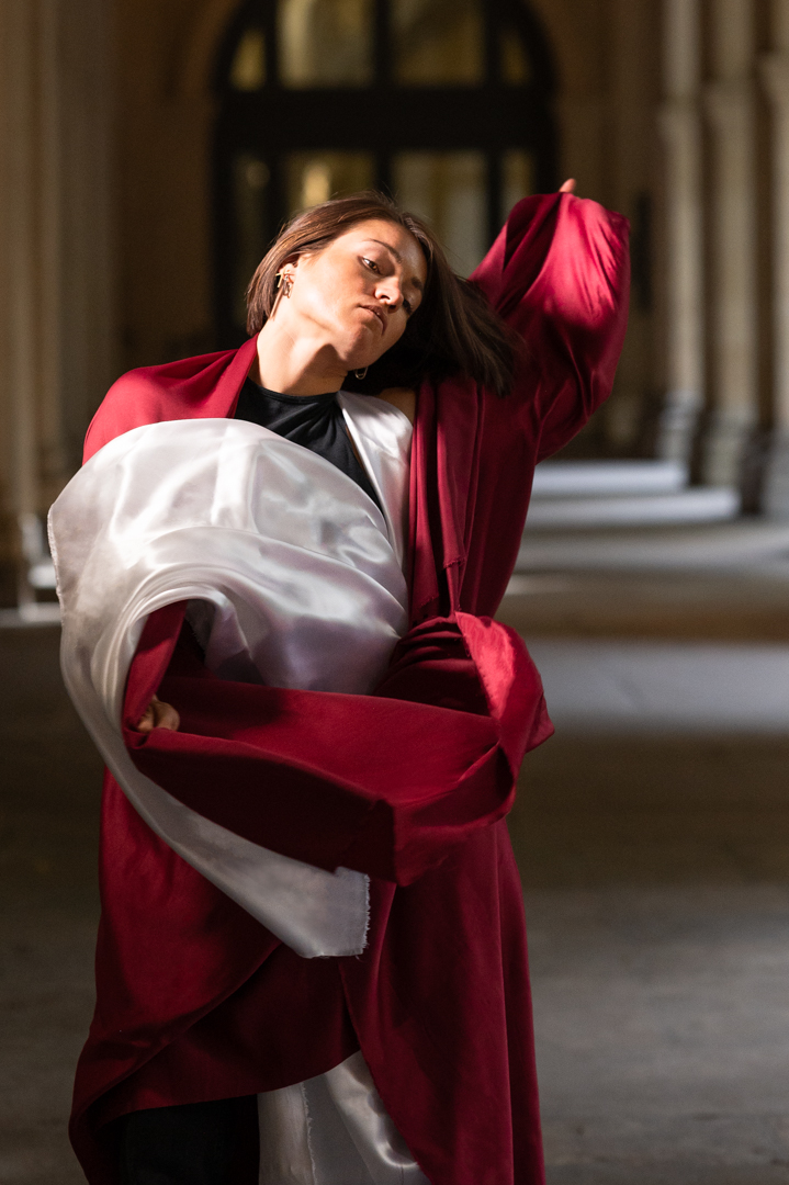 Shoot artistique, photo danse et tissu, sacha néel, danseuse contemporaine, musée des beaux arts de Lyon