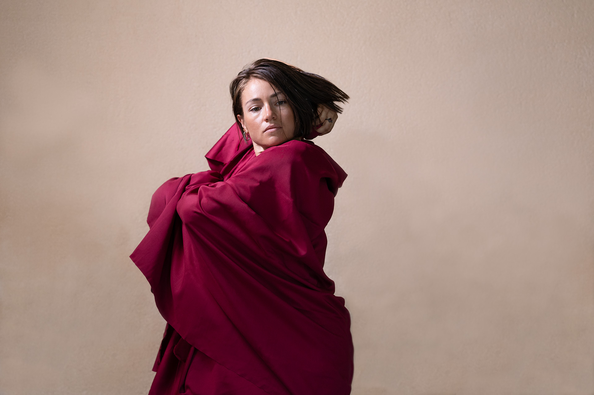 Shoot artistique, photo danse et tissu, sacha néel, danseuse contemporaine, musée des beaux arts de Lyon
