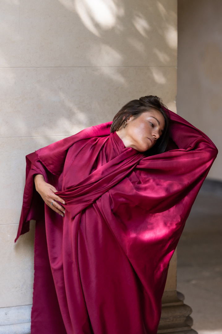 Shoot artistique, photo danse et tissu, sacha néel, danseuse contemporaine, musée des beaux arts de Lyon