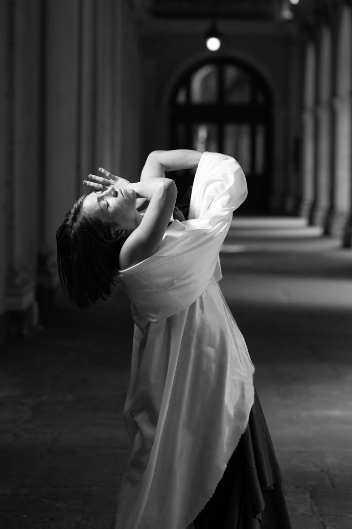 Shoot artistique, photo danse et tissu, sacha néel, danseuse contemporaine, musée des beaux arts de Lyon
